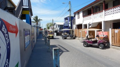 Golfkarren door de straat