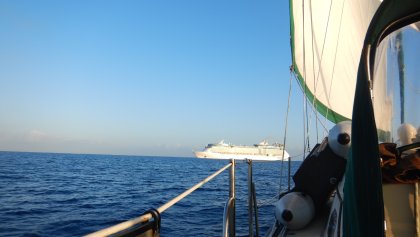 Cruiseschepen varen af en aan.