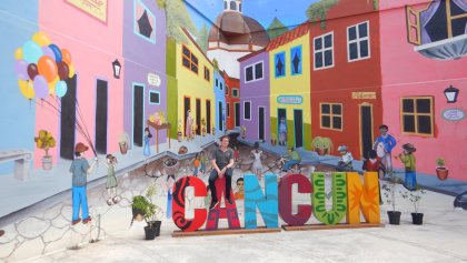 Muurschildering op twee huizen in een hoek.