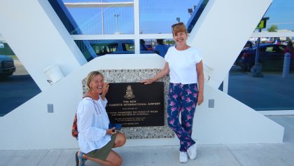 afscheid bij het net onthulde bord van Charles