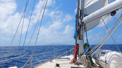 Denderen over de bank.