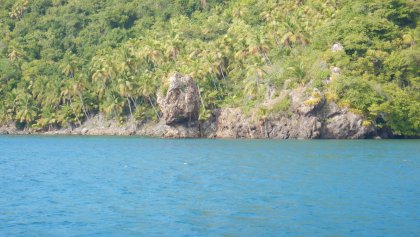 Morgan Head, die ronde steen tussen het groen