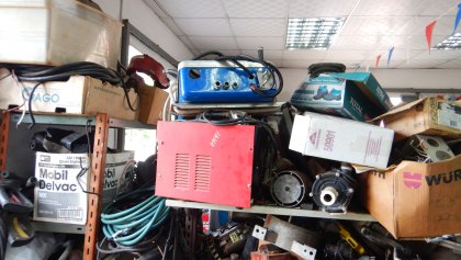 Die blauwe box bovenop hoort bij de generator