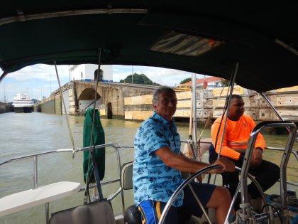 Met Erik in de slui van het Panamakanaal